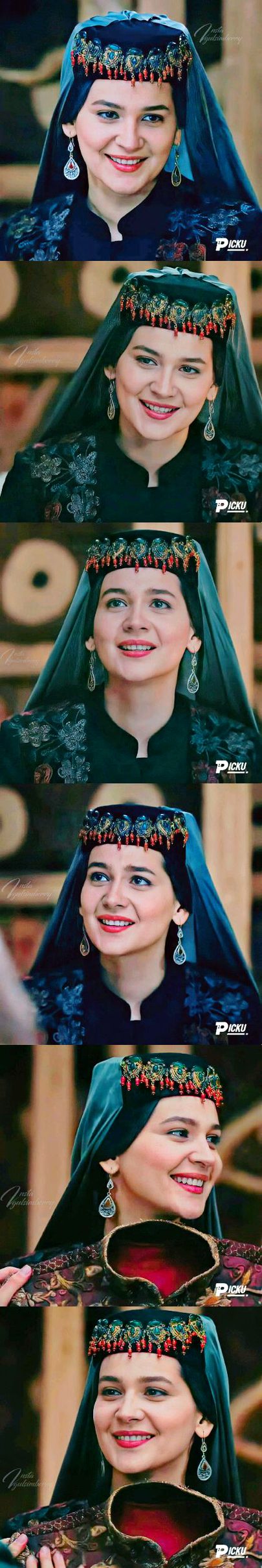 اپنے چہرے سے جو زلفوں کو ہٹایا اس نے💞🌷
دیکھ لی شام نے تابندہ سحر کی صورت😍😍