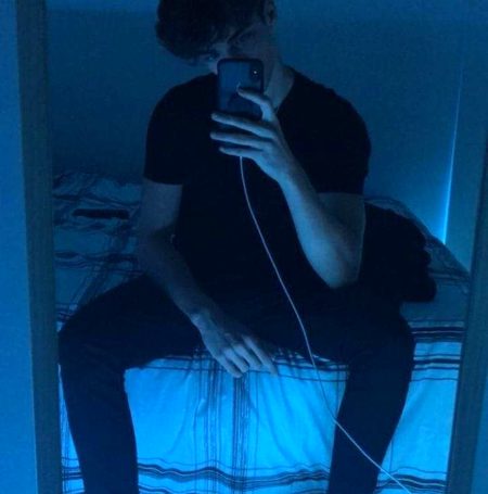 ______🐾

-" کبھی کبھی ایسا وقت بھی آتا ہے کہ ہمیں موت کے اندھیرے زندگی سے زیادہ دلکش لگنے لگتے ہیں. تنہائی میں سکون ملتا ہے ایسا لگتا ہے خاموشی باتیں کرنے لگی ہے۔ انسان اپنی ہی روح سے مخاطب ہو جاتا ہے اور اس کے اندر ایک الگ ہی دنیا جنم لیتی ہے.
•~•
🥀☠