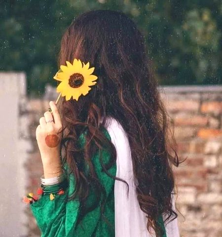 چند ہی رعنائیاں ہیں اِس جہانِ خاک میں
دل ھُوا، دریا ھُوا، یا اُس کا چہرہ ھو گیا
💜