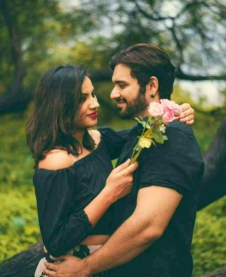 کہیں دور ہمارے ساتھ چلو
ہم دل کی کہانی کہہ دیں گے
سمجھے نہ جسے تم آنکھوں سے
وہ بات زبانی کہہ دیں گے___❤❤