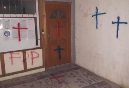 فرانس کی ایک مسجد میں صلیبی نشانات بنا دئے گئے ۔۔ 

مسلہ کیا؟ رکاوٹ کیا ہے جو افواج کو متحرک نہیں کرسکتے؟ 

جی پاکستان  کا نظام حکمران جھنڈا قانون سب کچھ رکاوٹ ہے۔ 

پاکستان کے قانون نظام جھنڈے سب کچھ کا رسول اللہﷺ، اسلام، قرآن ، اور مسجد سے کوٸی فکری تعلق ہی نہیں ۔ 

اکھاڑیے یہ درندگی ۔ 

خلافت کا قیام کیجیے جسکا تعلق اللہ سے، رسول اللہ ﷺ سے قرآن سے اسلام سے ہے۔