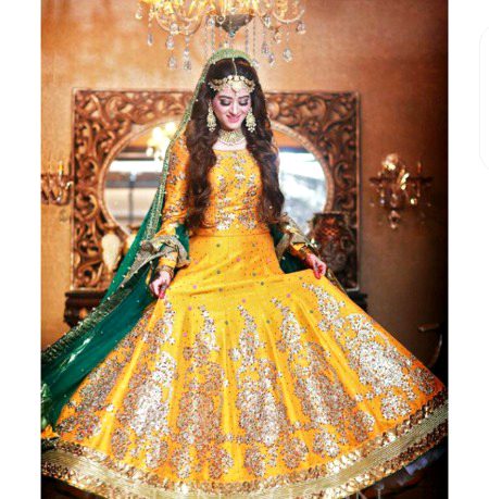 Me on the Mehndi of Appiya 😘.m1