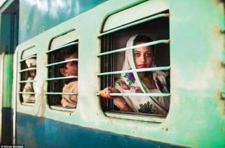 میری دلجوئی کی خاطر، جھوٹ سے مت کام لو 
تم کو ہے جس سے محبت، کھُل کر اسکا نام لو
تم ہمیشہ مجھ کو چاہو ،،،،،، یہ ضروری تو نہیں 
مجھ سے بہتر جو ملے،،، تم اسکا دامن تھام لو!