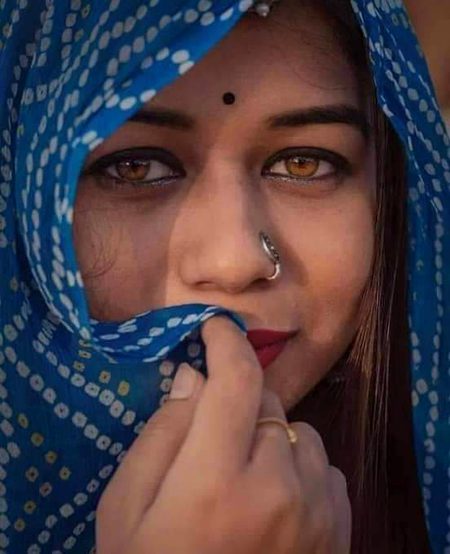 میں اور کچھ نہیں جانتا صرف آنکھیں جانتا ہوں اور زندہ رہنے کے لئے یہی کافی ہے !!!