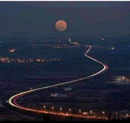 آؤ نہ پیدل ہی نکل پڑتے ہیں

چاند تک ہی تو جانا ہے

❤️❤️🌷🌷