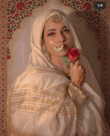 اف وہ ترشے ہوۓ ہونٹوں پہ تبسم کی لکیر۔ ؟
ہاںٔے وہ مَست نگاہوں کا أثر کیا کہیے۔ ،