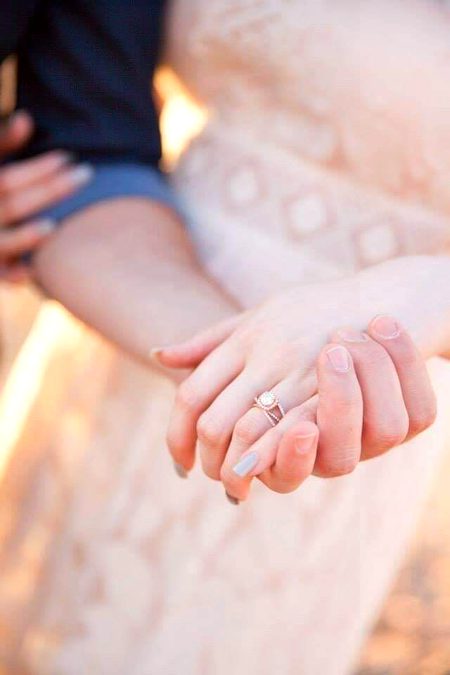 کوئی لمحہ ہو تیرے ساتھ کا
تیرا ہاتھ ہو میرے ہاتھ میں...!
میں فنا بقا کے سبھی سفر
اسی ایک پل میں گزار دوں...!