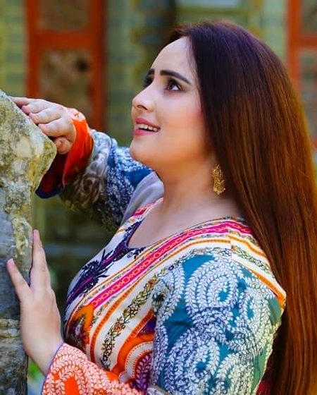 نرم سینے میں دھـڑکتے ہیں وہ نازک طوفاں
جن کی لہروں میں اتر جانے کو جی چاہتا ہے