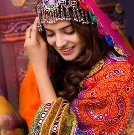 ﮐﮩﯿﮟ ﭘﺮ ﺿﺒﻂ ﮐﺮﺗﯽ ﮨﻮﮞ
ﮐﮩﯿﮟ ﭘﺮ ﺑﻮﻝ ﺩﯾﺘﯽ ﮨﻮﮞ
ﺗﻌﻠﻖ ﺑﻮﺟﮫ ﺑﻦ ﺟﺎﺋﮯ ﺗﻮ
ﺍﺱ ﮐﻮ ﭼﮭﻮﮌ ﺩﯾﺘﯽ ﮨﻮﮞ
ﻣﯿﮟ ﺍﮎ ﺩﺭﯾﺎ ﮐﮯ ﺟﯿﺴﯽ ﮨﻮﮞ
ﺟﻮ ﺍﭘﻨﯽ ﺩﮬﻦ ﻣﯿﮟ ﭼﻠﺘﯽ ﮨﻮﮞ
پھر ﺟﺎﺅﮞ ﺟﻮ ﻣﺴﺘﯽ ﻣﯿﮟ
ﮐﻨﺎﺭﮮ ﺗﻮﮌ ﺩﯾﺘﯽ ﮨﻮﮞ
ﻣﯿﮟ ﺩﻝ ﮐﯽ ﮐﺮﭼﯿﺎﮞ ﻟﮯ ﮐﺮ 
ﮐﮩﺎﮞ ﺩﺭ ﺩﺭ ﭘﮭﺮﻭﮞ ﺗﻨﮩﺎ؟
ﺩﻝ ﮔﺮ ﭨﻮﭦ ﺟﺎﺋﮯ ﺗﻮ ﻣﯿﮟ
ﺧﻮﺩ ﮨﯽ ﺟﻮﮌ ﻟﯿﺘﯽ ﮨﻮﮞ
ﻣﺤﺒﺖ ﮐﮯ ﺗﻘﺎﺿﻮﮞ ﻣﯿﮟ
ﺑﮩﺖ ﺧﻮﺩﺩﺍﺭ ﺳﯽ ﮨﻮﮞ ﻣﯿﮟ
ﻭﻓﺎﺩﺍﺭﯼ ﭘﮯ ﺁﺅﮞ ﺗﻮ 
ﺣﺪﯾﮟ ﺳﺐ ﺗﻮﮌ ﺩﯾﺘﯽ ہوں❤