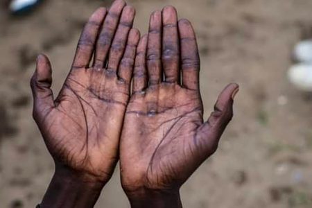 یہ لکیریں نہیں..... دراریں ہیں
ان میں قسمت نہیں، مشقت ہے