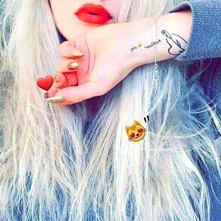 صرف مسکرا دیجئے ... اور کہہ دیجئے .🌚  "میـں ٹھیک ہوں"  کیوں کہ کوئی بھی حقیقت میں پرواہ نہیـں کرتا 🖤
#___aaSHuuu😎😎
