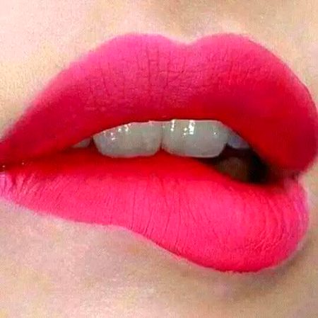 اس کے ہونٹوں کی سرخ لکیر اور میں لکیر کا فقیر