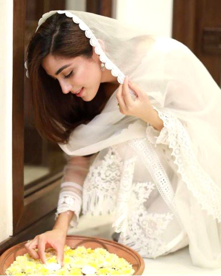 زلفوں کی رونقیں چہرے پے کتنی بھی ہوں مگر
سر پے لیا دوپٹہ، حسن میں چار چاند لگا
دیتا ہے ❤️