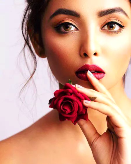 دانتوں تلے یہ ہونٹ 💋💋دبایا نہیں فقط رکھی ہوئی ہے آپ نے😌😌 تلوار پھول پر🌹